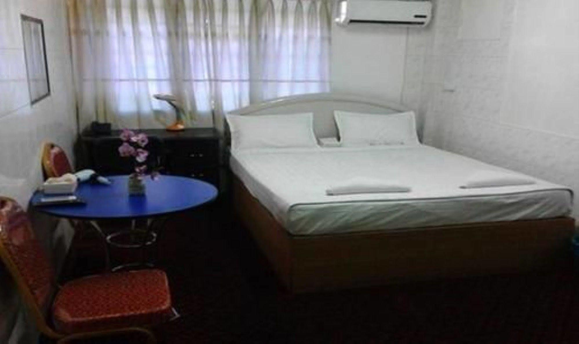 Silver Moon Hotel Yangon Dış mekan fotoğraf